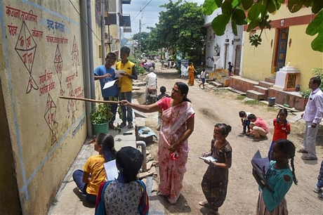 Giáo viên giảng bài cho học sinh tại một lớp học ngoài trời ở Solapur, bang Maharashtra, Ấn Độ, ngày 27/8/2020. Ảnh: AFP/ TTXVN