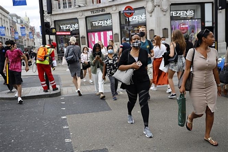 Người dân đeo khẩu trang phòng lây nhiễm COVID-19 tại London, Anh, ngày 24/7/2020. Ảnh: AFP/ TTXVN