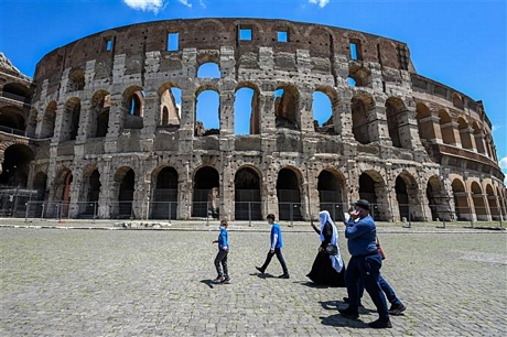 Khách du lịch thăm Đấu trường La Mã tại Rome, Italy, ngày 22/6/2020. Ảnh: AFP/TTXVN