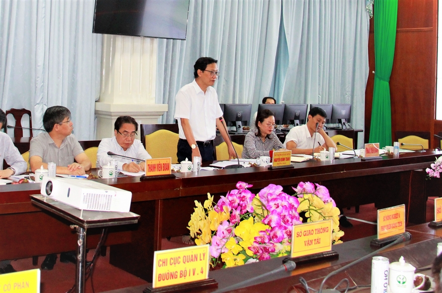 Thứ trưởng Bộ Xây dựng Nguyễn Đình Toàn phát biểu tại buổi làm việc.