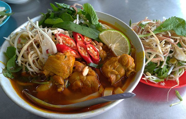 Mì Quảng được nấu với nhiều loại nhân như gà, cá, thịt heo và ăn kèm với nhiều loại rau sống, nhưng giá chỉ tầm 15.000 đồng/tô.