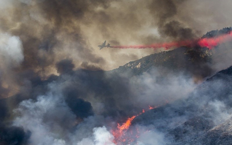 Máy bay tham gia dập lửa tại Yucaipa, bang California, ngày 5/9. (Ảnh: AP)