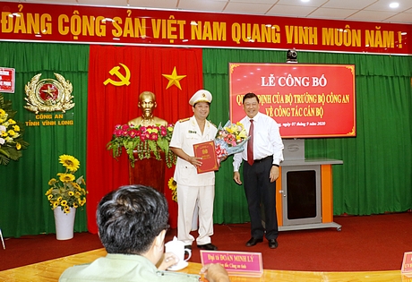 Bí thư Tỉnh ủy- Trần Văn Rón tặng hoa chúc mừng Thượng tá Trần Quốc Phục nhận nhiệm vụ mới.