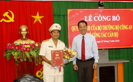 Đồng chí Lữ Quang Ngời- Phó Bí thư Tỉnh ủy, Chủ tịch UBND tỉnh tặng hoa chúc mừng Thượng tá Trần Quốc Phục.