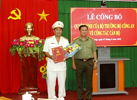 Đại tá Đoàn Minh Lý- Ủy viên Thường vụ Tỉnh ủy, Giám đốc Công an tỉnh trao quyết định bổ nhiệm cho Thượng tá Trần Quốc Phục.