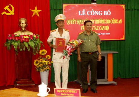Đại tá Đoàn Minh Lý- Ủy viên Thường vụ Tỉnh ủy, Giám đốc Công an tỉnh trao quyết định điều động và bổ nhiệm cho Thượng tá Nguyễn Văn Phục.
