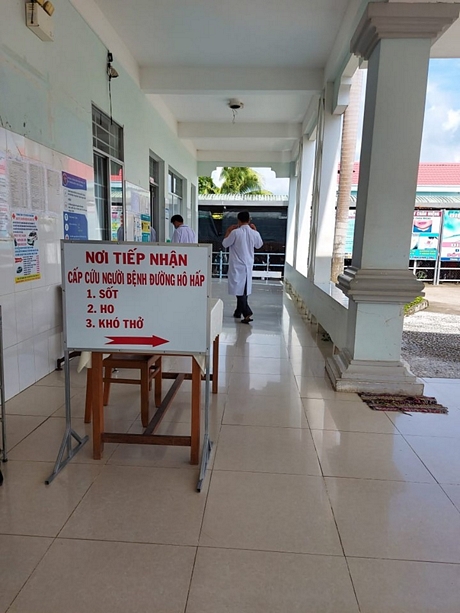 Trung tâm Y tế huyện Tam Bình tổ chức phân luồng, khám riêng bệnh nhân mắc các bệnh về đường hô hấp nhằm phát hiện và xử lý kịp thời các trường hợp có biểu hiện nghi ngờ.