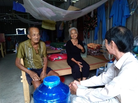 Bác sĩ Nguyễn Ngọc Thơ đến thăm các bệnh nhân lọc thận ở khu nhà trọ miễn phí tại TX Bình Minh.