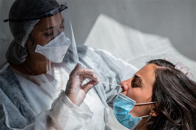 Trong ảnh: Nhân viên y tế lấy mẫu dịch xét nghiệm COVID-19 cho người dân tại Paris, Pháp, ngày 31/8/2020. Ảnh: THX/TTXVN