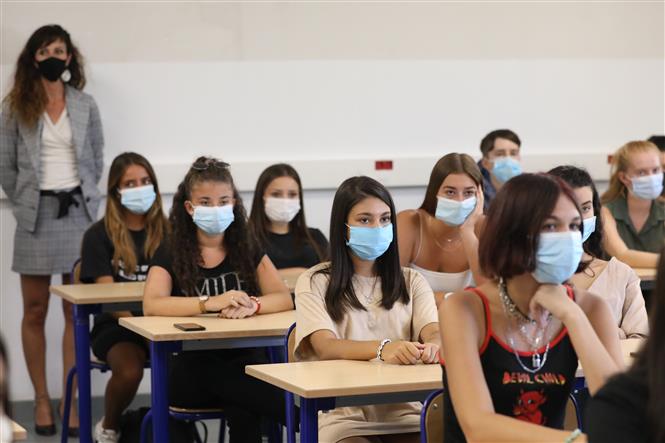  Học sinh đeo khẩu trang phòng lây nhiễm COVID-19 tại trường học ở Nice, miền Bắc Pháp, ngày 1/9/2020. Ảnh: THX/TTXVN