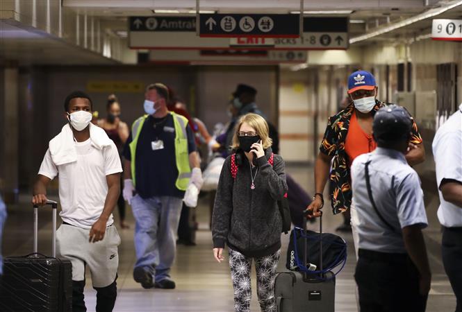 Trong ảnh: Người dân đeo khẩu trang phòng lây nhiễm COVID-19 tại nhà ga Penn ở New York, Mỹ, ngày 6/8/2020. Ảnh: THX/ TTXVN