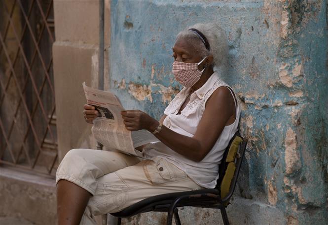 Người dân đeo khẩu trang phòng lây nhiễm COVID-19 tại La Habana, Cuba, ngày 29/7/2020. Ảnh: AFP/ TTXVN