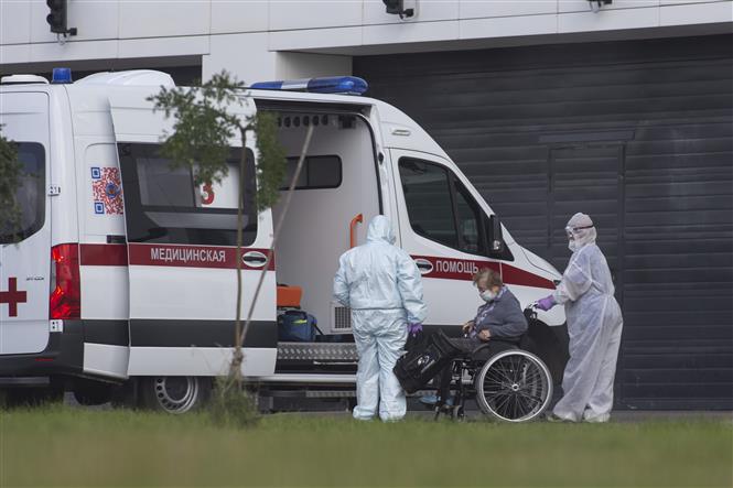  Nhân viên y tế chuyển bệnh nhân nhiễm COVID-19 tới bệnh viện ở Moskva, Nga, ngày 1/9/2020. Ảnh: THX/TTXVN