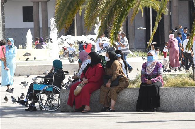  Người dân đeo khẩu trang phòng lây nhiễm COVID-19 tại Casablanca, Maroc, ngày 24/8/2020. Ảnh: THX/TTXVN