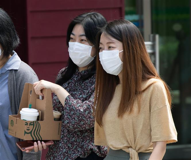 Người dân đeo khẩu trang phòng lây nhiễm COVID-19 tại Seoul, Hàn Quốc, ngày 2/9/2020. Ảnh: Yonhap/TTXVN