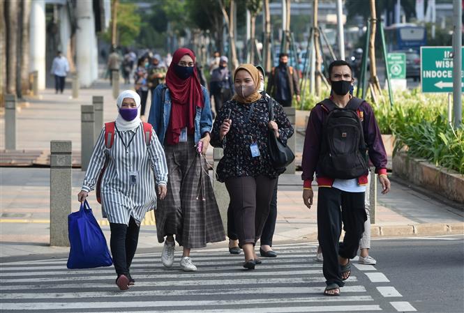 Người dân đeo khẩu trang phòng lây nhiễm COVID-19 tại Jakarta, Indonesia, ngày 19/8/2020. Ảnh: THX/ TTXVN