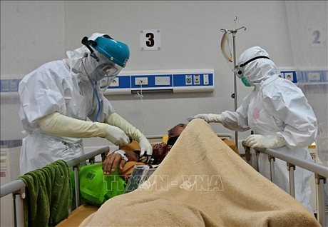Nhân viên y tế điều trị cho bệnh nhân COVID-19 tại bệnh viện ở Bogor, Tây Java, Indonesia ngày 3/9. Ảnh: AFP/ TTXVN
