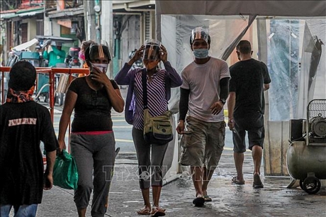 Người dân đeo khẩu trang phòng lây nhiễm COVID-19 tại Manila, Philippines ngày 18/8. Ảnh: THX/ TTXVN