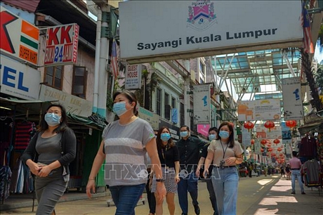 Người dân đeo khẩu trang phòng lây nhiễm COVID-19 tại Kuala Lumpur, Malaysia ngày 24/7. Ảnh: THX/TTXVN