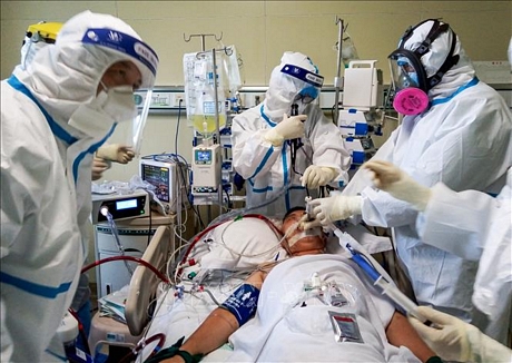 Nhân viên y tế điều trị cho bệnh nhân COVID-19 tại bệnh viện ở Bắc Kinh, Trung Quốc ngày 25/7. Ảnh: THX/TTXVN