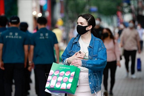 Người dân đeo khẩu trang phòng lây nhiễm COVID-19 tại Seoul, Hàn Quốc ngày 5/9. Ảnh: THX/TTXVN