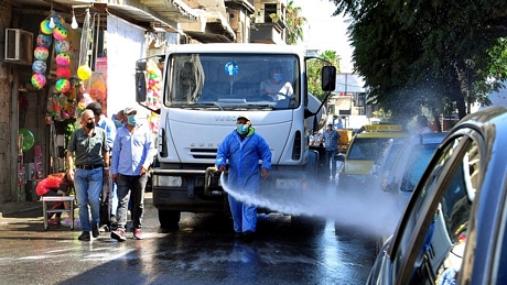 Phun khử khuẩn đường phố ở Damascus, Syria ngày 3/8. Ảnh: AP