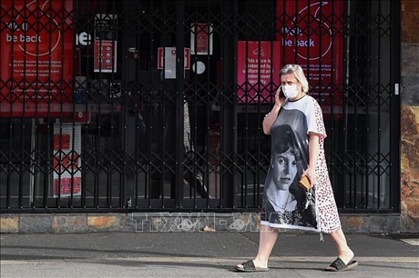 Người dân đeo khẩu trang phòng lây nhiễm COVID-19 tại Melbourne, Victoria, Australia ngày 31/8/. Ảnh: THX/TTXVN