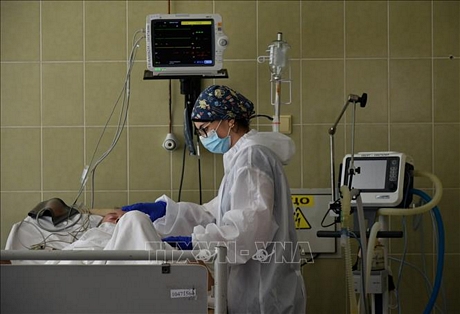 Nhân viên y tế điều trị cho bệnh nhân COVID-19 tại một bệnh viện ở Lviv, Ukraine ngày 30/6. Ảnh: AFP/TTXVN
