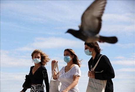 Người dân đeo khẩu trang phòng lây nhiễm COVID-19 tại Paris, Pháp ngày 3/9. Ảnh: THX/TTXVN