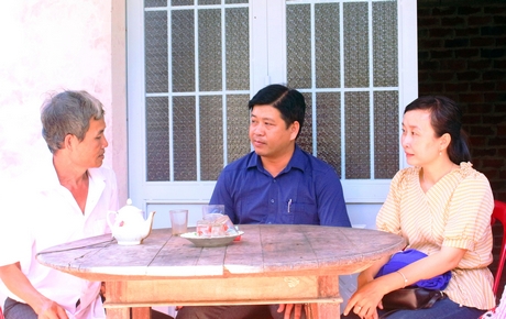 Trong mắt nhiều người dân địa phương, Bí thư Đảng ủy xã Chánh An Đặng Trung Hoành (giữa) là người quan tâm chăm lo đời sống người dân.