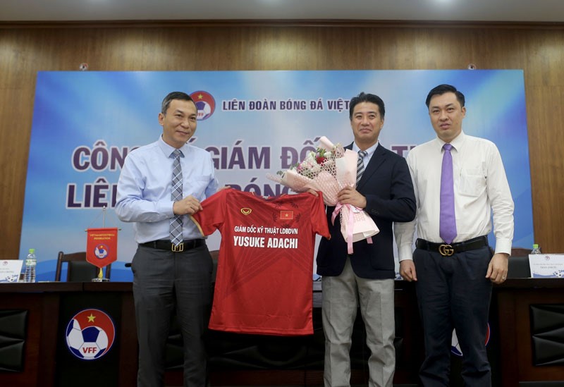 Lãnh đạo LĐBĐVN trao chiếc áo của các ĐT bóng đá Việt Nam và tặng hoa chúc mừng ông Yusuke Adachi.