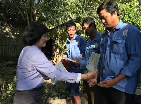 Bà Huỳnh Thị Mỹ Hà- Phó Giám đốc Sở Lao động- Thương binh và Xã hội trao chứng chỉ sơ cấp nghề xây dựng dân dụng cho học viên LĐNT ở xã Tân Mỹ.