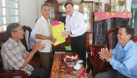 Bí thư Tỉnh ủy- Trần Văn Rón ân cần thăm hỏi và tặng quà gia đình ông Nguyễn Văn Quỳ.