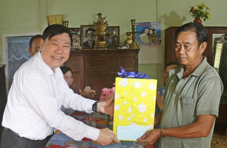 Bí thư Tỉnh ủy- Trần Văn Rón đến thăm và tặng quà gia đình ông Nguyễn Văn Lộc.