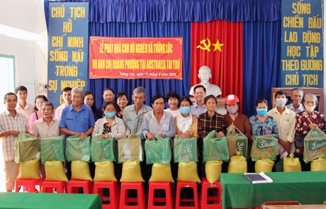 Ông Lưu Thành Công và bà Huỳnh Kim Nguyên cùng đại diện huyện Tam Bình và xã Tường Lộc cùng các hộ dân chụp hình lưu niệm.