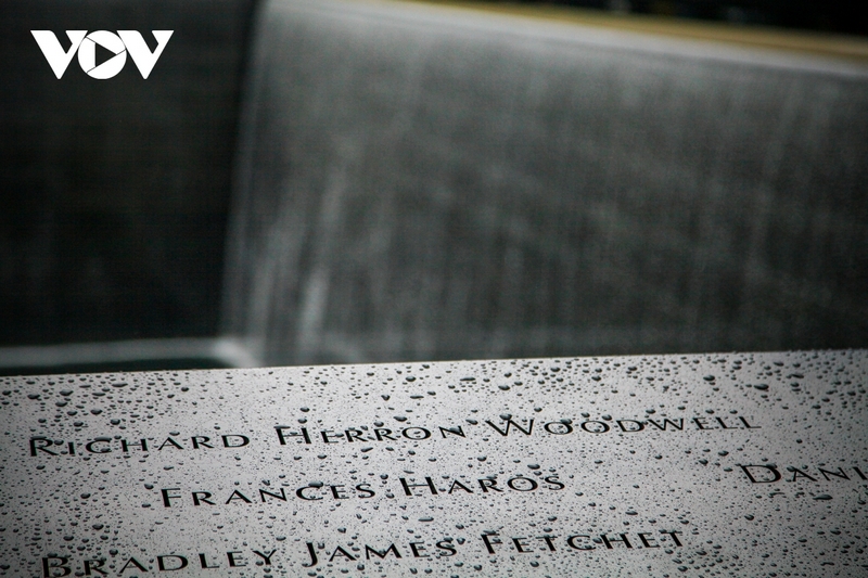 Trên thành hồ có khắc tên 2.977 người đã mất do thảm kịch 11/9 và 6 nạn nhân của vụ đánh bom năm 1993. Tên nạn nhân không xếp theo thứ tự bảng chữ cái mà được xếp gần nhau dựa trên quan hệ của họ, hoặc trước khi mất đang làm việc cạnh nhau. Ảnh: Hải Nam