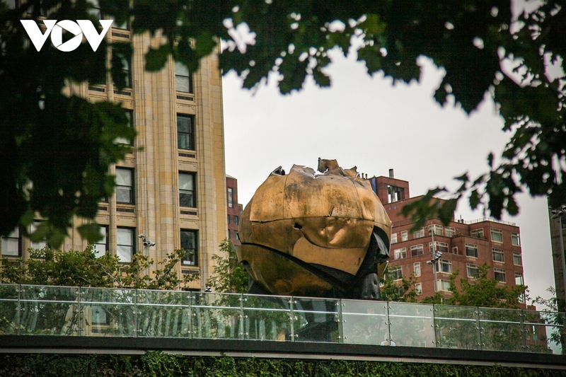 Cách đó không xa là The Sphere – một công trình điêu khắc hình cầu còn lại sau khi tòa tháp đôi sụp đổ. Quả cầu được trưng bày như một biểu tượng của sự kiên cường, dù bị hư hại nhưng vẫn còn nguyên giá trị sau thảm kịch. Ảnh: Hải Nam