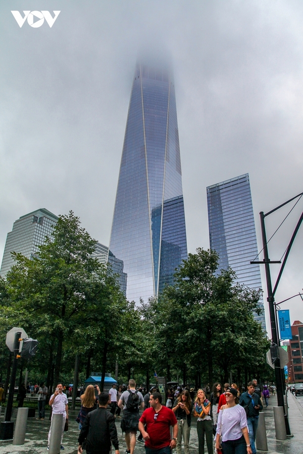  Nhiều tòa tháp đã được xây dựng trở lại từ đống đổ nát, trong đó có tòa nhà One World Trade Center (hay còn gọi là tháp Tự do). Với chiều cao 541m, hiện nay nó là tòa nhà cao nhất nước Mỹ và cao thứ 6 trên thế giới. Ảnh: Hải Nam