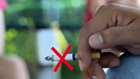 Mặc cho những cảnh báo, tỷ lệ người hút thuốc lá ngày một trẻ hóa ở nước ta.
