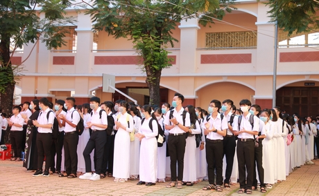 Năm học 2020- 2021, nỗ lực đảm bảo 100% học sinh- sinh viên tham gia BHYT. Trong ảnh: Học sinh Trường THPT Lưu Văn Liệt trong ngày khai giảng năm học mới.