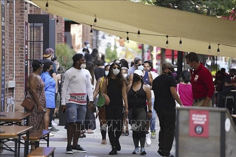 Người dân đeo khẩu trang phòng lây nhiễm COVID-19 tại một khu chợ ở New York, Mỹ ngày 7/9. Ảnh: THX/TTXVN