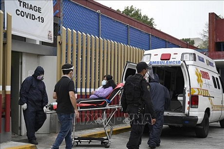Nhân viên y tế chuyển bệnh nhân nghi nhiễm COVID-19 vào một bệnh viện ở Mexico City, Mexico ngày 20/8. Ảnh: AFP/TTXVN