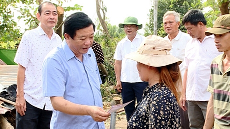 Phó Bí thư Thường trực Tỉnh ủy- Bùi Văn Nghiêm đến thăm gia đình anh Nguyễn Thanh Phong ( ngu ấp An Hiệp, xã Lộc Hòa).