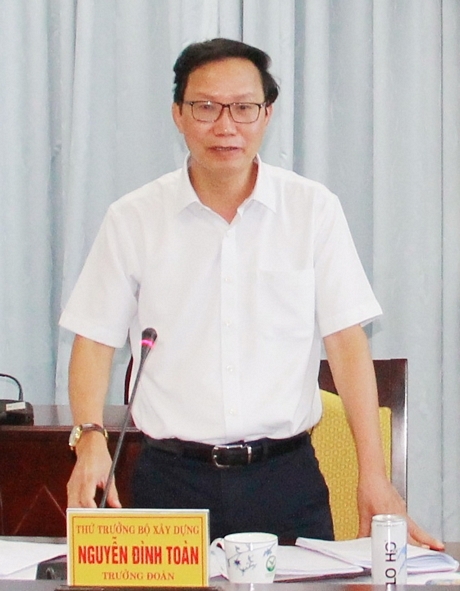 Thứ trưởng Bộ Xây dựng Nguyễn Đình Toàn trong chuyến công tác tại Vĩnh Long.