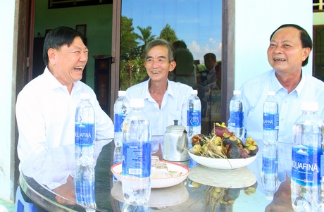 Đồng chí Bí thư Tỉnh ủy Vĩnh Long Trần Văn Rón đến thăm một gia đình chính sách ở xã Tích Thiện nhân dịp kỷ niệm ngày Thương binh- Liệt sĩ năm 2020.
