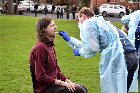 Nhân viên y tế lấy mẫu xét nghiệm COVID-19 cho người dân tại ngoại ô Melbourne, bang Victoria, Australia ngày 2/7/2020. Ảnh: AFP/TTXVN