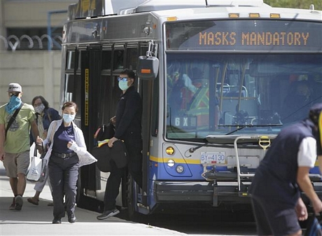  Người dân đeo khẩu trang phòng lây nhiễm COVID-19 khi đi xe buýt tại Vancouver, British Columbia, Canada ngày 24/8/2020. Ảnh: THX/ TTXVN