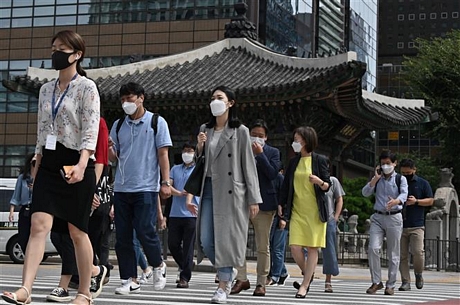  Người dân đeo khẩu trang phòng dịch COVID-19 tại Seoul, Hàn Quốc ngày 11/9/2020. Ảnh: AFP/TTXVN