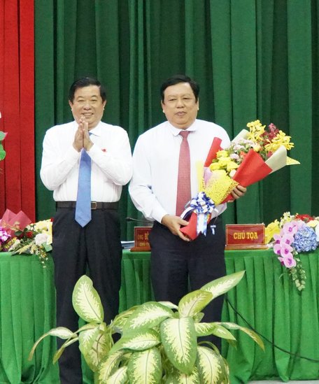 Phó Bí thư Thường trực Tỉnh ủy, Chủ tịch HĐND tỉnh- Bùi Văn Nghiêm tặng hoa chúc mững ông Nguyễn Văn Liệt