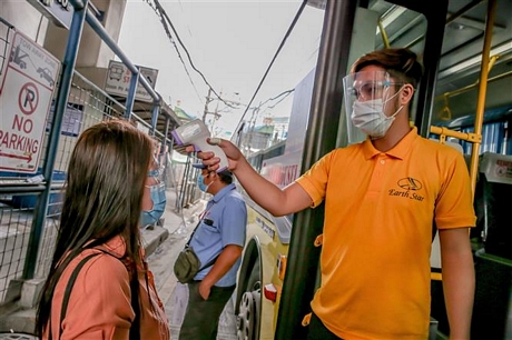 Kiểm tra thân nhiệt phòng lây nhiễm COVID-19 tại Manila, Philippines. Ảnh: AFP/TTXVN